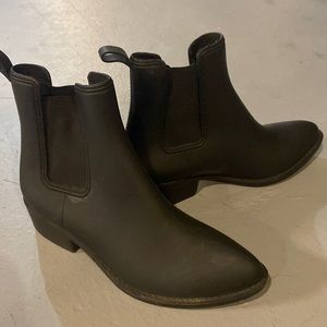 Urban Outfitters rain boats